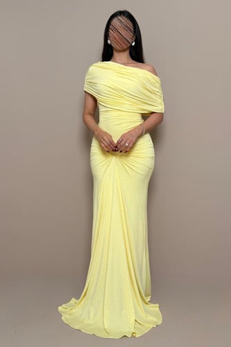 فستان أصفر أوف شولدر بكسرات جانبية وتفاصيل لامعة أ...