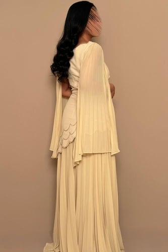 فستان اصفر بتصميم أنثوي ناعم من مليحة