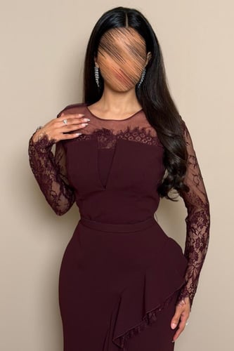 فستان سهرة عنابي غامق دانتيل بقصة كشكش جانبي