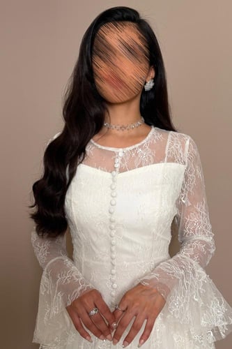 فستان دانتيل أوف وايت بأكمام شفافة وأزرار أمامية