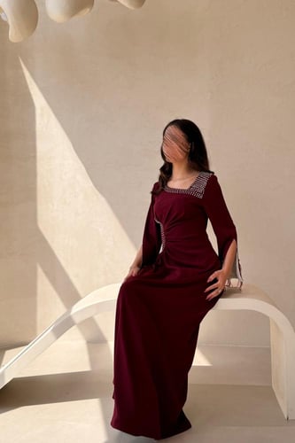 فستان خمري بتطريز ناعم وأكمام منسدلة بتفاصيل ريش