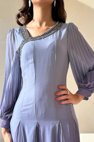 فستان بنفسجي متدرّج بأكمام منسدلة وتفاصيل كسرات نا...