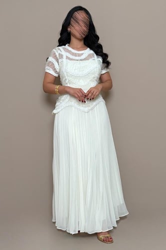 فستان أبيض مطرز بتفاصيل أنثوية ناعمة من مليحة