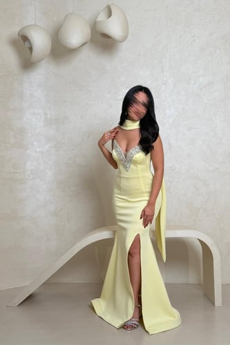 فستان سهرة أصفر أنيق بلمسات ترتر فضية