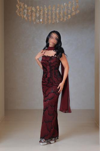 فستان عنابي مطرز بالأسود بتصميم فاخر ولمسة جذابة