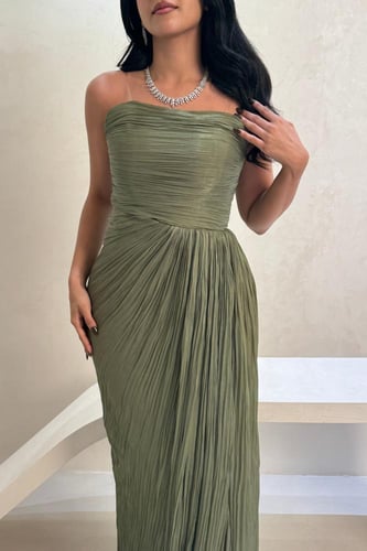 فستان سهرة زيتي بدون أكمام بكسرات حريرية وانسيابية...