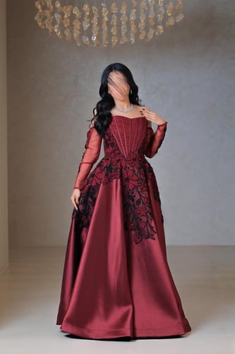 فستان عنّابي مطرز بتصميم فخم