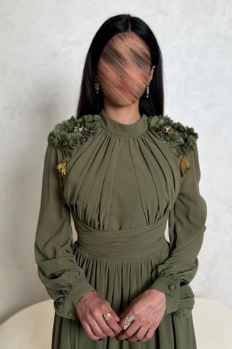 فستان زيتي طويل بتطريز ورود على الأكتاف