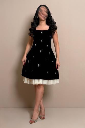 فستان مخملي كحلي قصير بتطريزات ناعمة