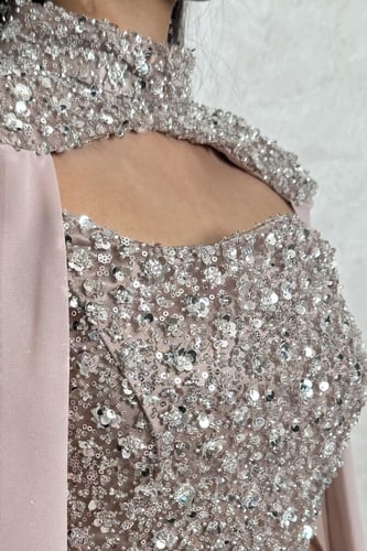 فستان فضي مطرّز بالكامل مع وشاح شيفون بلون لحمي