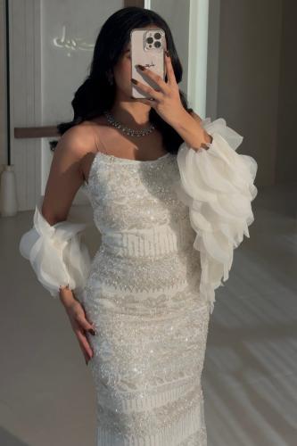 فستان أبيض مطرز بأكمام شيفون منفوشة