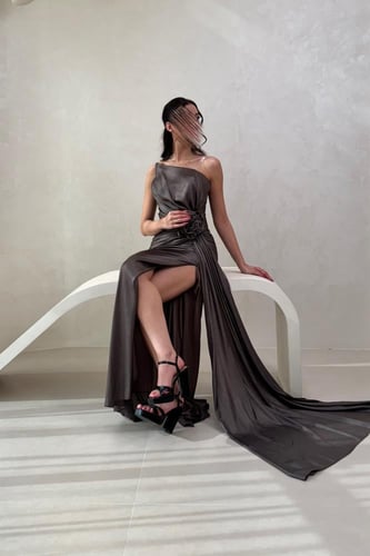 فستان سهرة مزين بوردة على الخصر