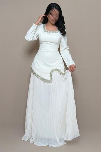 فستان ابيض بقصة خصر محددة وتفاصيل كريستال أنيقة