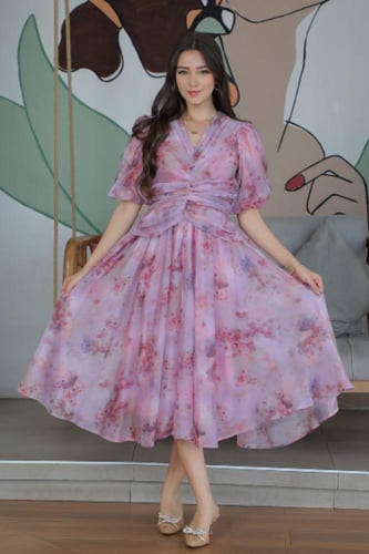 فستان ميدي شيفون وردي بلفه على الخصر