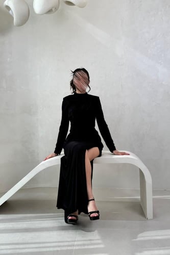 فستان سهرة اسود بكم طويل وتصميم انيق مع فتحة ظهر