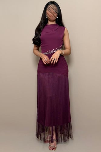 فستان سهرة بنفسجي بتفاصيل كريستالية وأهداب أنيقة