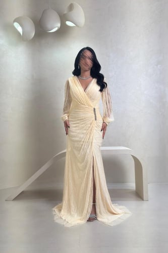 فستان اصفر دانتيل بتصميم ملفوف وتفاصيل لامعة