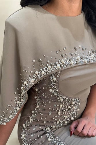 فستان زيتي مطرز بتفاصيل لؤلؤية مع جاكيت أنيق