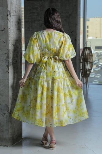 فستان ميدي أصفر بنقشة زهور وقصة كلوش