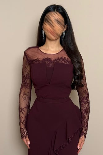 فستان سهرة عنابي غامق دانتيل بقصة كشكش جانبي