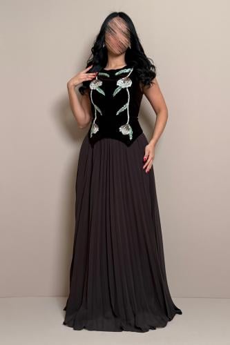 فستان بني بتفاصيل مطرزة أنيقة من مليحة