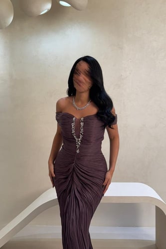 فستان بنفسجي مطرز بتصميم مكسر وأكتاف ساقطة