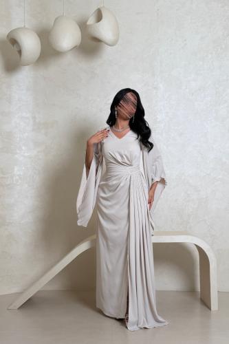 فستان بيج فاتح راقي بأكمام كسرات وتطريز كتف