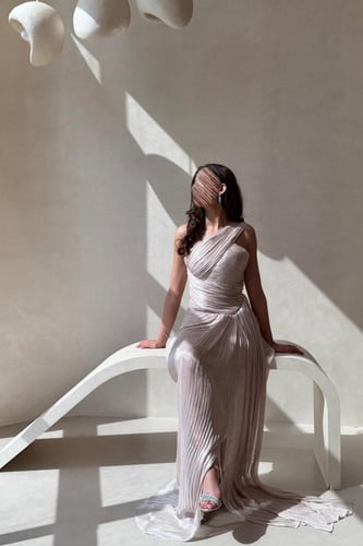 فستان اوف وايت بتصميم كسرات وقصة كت فاخرة