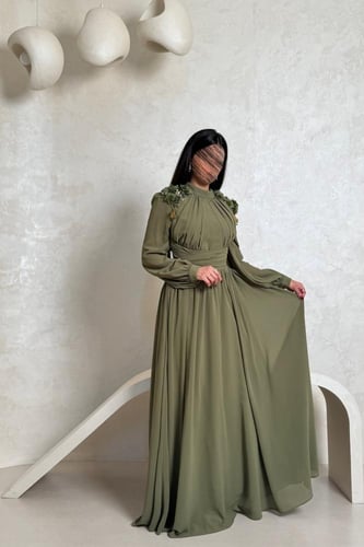 فستان زيتي طويل بتطريز ورود على الأكتاف