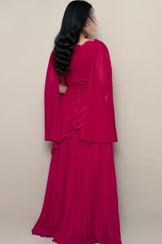 فستان فوشي بتصميم أنثوي ناعم من مليحة