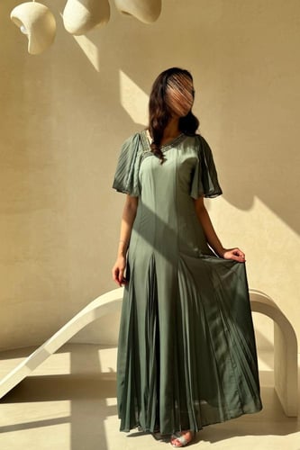 فستان زيتي بأكمام كشكش وتطريز ناعم عند الياقة