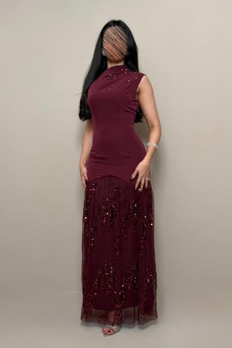 فستان عنابي بتفاصيل كريستال لامعة وتل مطرز فاخر