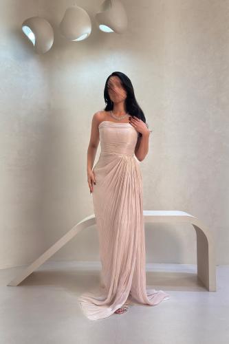 فستان أوف وايت فاتح بتصميم مكسر بدون أكمام