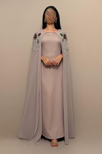 فستان ترابي بتطريز ورود عنابي وتفاصيل خرز فاخرة