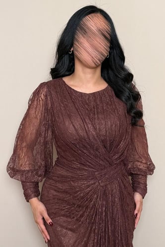 فستان بني دانتيل أنيق بكسرات من مليحة