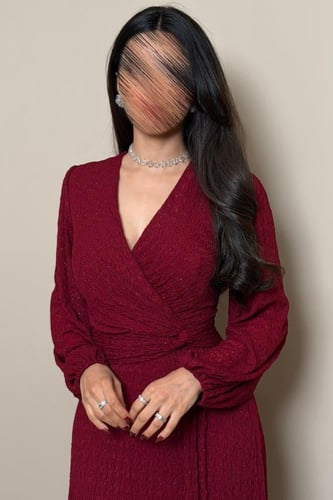 فستان عنابي بطبقات انسيابية بتفاصيل أنثوية راقية