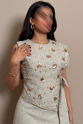 فستان رمادي كتان بتصميم مميز أنثوي وأكمام منسدلة ر...