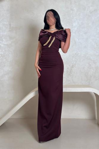 فستان خمري أنيق بتفاصيل ذهبية وتصميم أوف شولدر