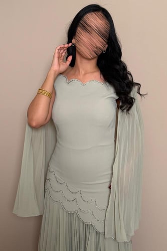 فستان تفاحي بتصميم أنثوي ناعم من مليحة