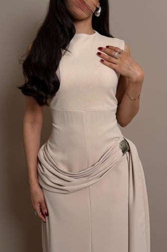 فستان بيج بقصة مستقيمة وتفصيل جانبي ناعم