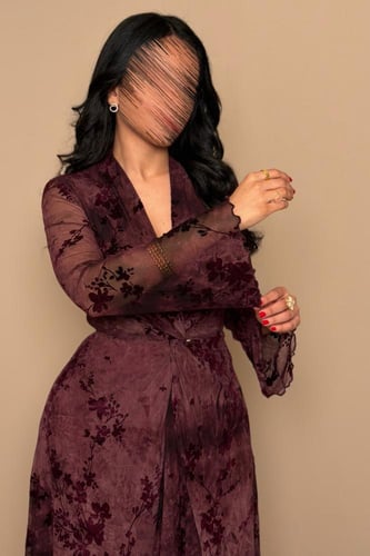 فستان عنابي بنقشة زهور وقصة لف أنثوية