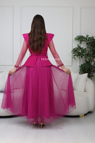 فستان تل طويل بتطريز على الكتف وأكمام شفافة