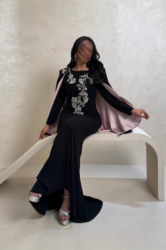 فستان أسود بتطريز زهور أنيق