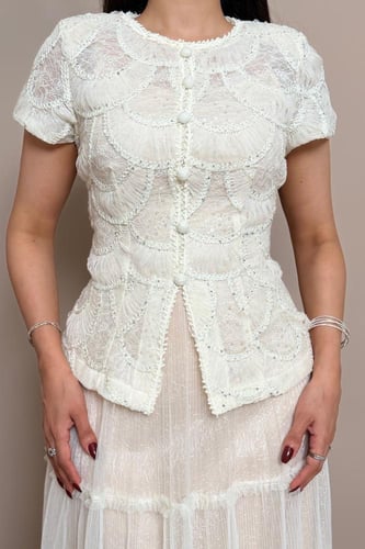 طقم تنورة بيج بطبقات انسيابية بتفاصيل أنثوية راقية