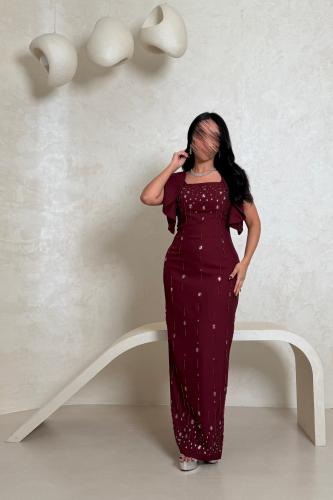 فستان عنابي مطرّز بتفاصيل كريستالية بتصميم أكمام أ...