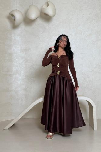 فستان بني بتصميم جذاب وتفاصيل معدنية فاخرة