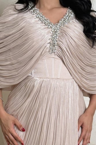 فستان بيج لامع بتصميم مميز على الكتف وتطريز فاخر