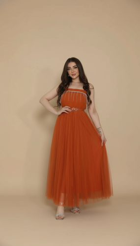 فستان تل طويل بكشكش مزين بالكريستال مع جاكيت وحزام