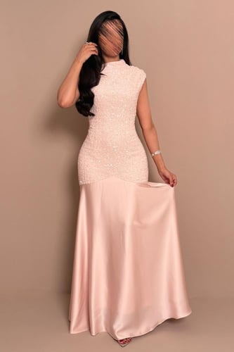 فستان وردي فاتح بتصميم أنثوي لامع وانسيابي