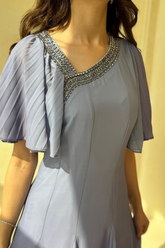 فستان بنفسجي متدرج بأكمام كشكش وتطريز ناعم